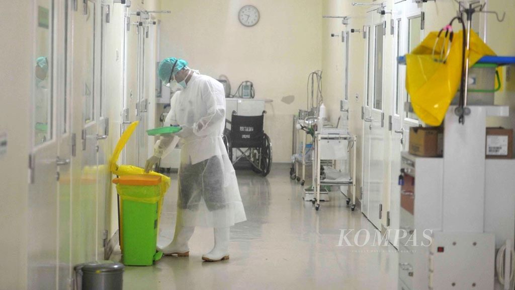 Petugas perawat jaga mengecek kondisi pasien difteri di ruang isolasi khusus di Gedung Edelweis, RSUD Kabupaten Tangerang, Banten, Rabu (6/12). Saat ini ada tiga pasien difteri yang dirawat di ruang isolasi RSUD Kabupaten Tangerang. 