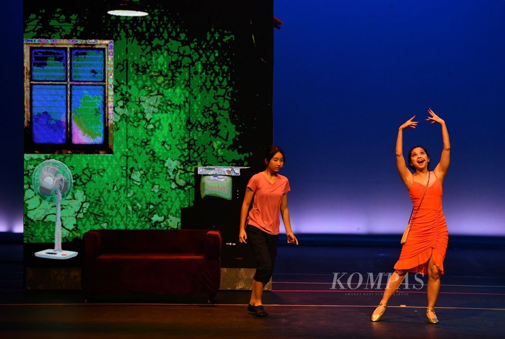 EKI Dance Company mementaskan musikal &quot;Perempuan Punya Cerita&quot; dalam Festival Musikal Indonesia di Ciputra Artpreneur, Jakarta, Jumat (25/10/2024). 