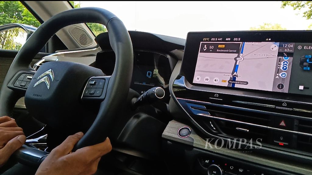 Interior Citroen C5 Aircross menampilkan berbagai fitur untuk kenyamanan berkendara, seperti saat <i>Kompas</i> menjelajahi rute dari Paris menuju Évreux pada Rabu (19/7/2023).