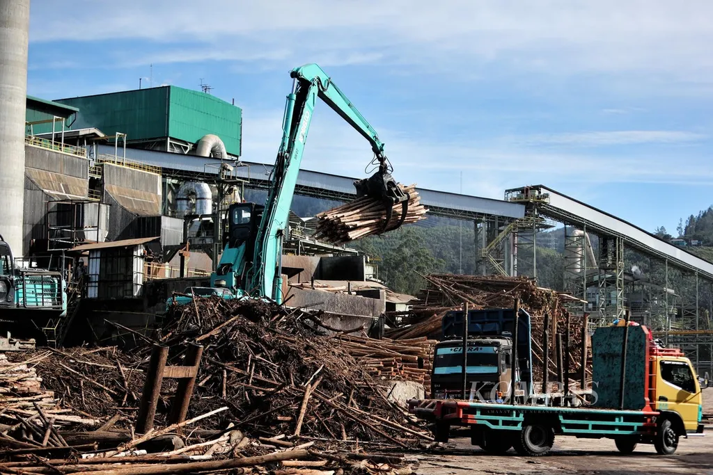 Alat berat digunakan untuk membongkar batang kayu Eucalyptus dari atas truk untuk diolah menjadi pulp di pabrik milik PT Toba Pulp Lestari Tbk, Senin (8/8/2022). Perusahaan yang berada di Kecamatan Parmaksian, Kabupaten Toba, Sumatera Utara, ini setiap hari mampu memproduksi pulp sebanyak 570 ton. Pulp yang dihasilkan sebagian besar untuk memenuhi pasar dalam negeri, sedangkan sisanya (21 persen) diekspor ke China, Taiwan, dan Vietnam KOMPAS/TOTOK WIJAYANTO (TOK) 07-08-2022