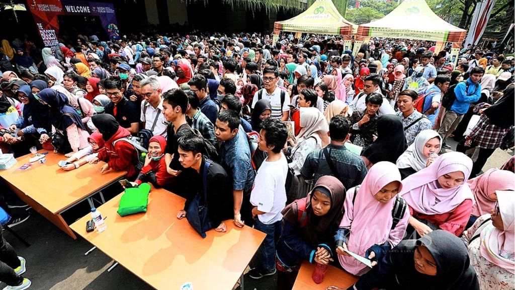 Pengunjung memadati halaman Plaza Gedung Kementerian Pendidikan dan Kebudayaan, Jakarta, saat berlangsung World Indonesia Scholarship Forum, Sabtu (11/8/2018). Acara ini diikuti oleh 73 lembaga pemberi beasiswa dan diisi 21 <i>workshop </i>beasiswa, 21 tokoh mentoring beasiswa, dan 3 sesi forum beasiswa.