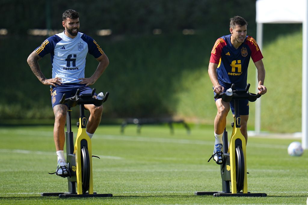 Penjaga gawang Spanyol, David Raya (kiri), dan bek Cezar Azpilicueta berlatih dengan sepeda statis saat sesi latihan tim di Qatar University, Doha, Minggu (4/12/2022). Spanyol akan melawan Maroko dalam pertandingan babak 16 besar Piala Dunia Qatar, Selasa (6/12/2022).