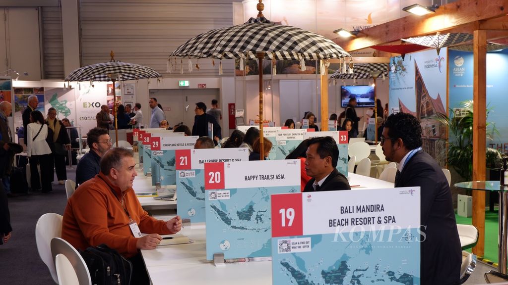 Tampak perbincangan bisnis di salah satu meja peserta di paviliun Indonesia pada hari pertama Internationale Tourismus Borse atau Bursa Pariwisata Internasional Berlin di Messe, Berlin, Jerman, Selasa (7/3/2023). Pada ITB Berlin 2023, Indonesia mengangkat tema "Visit Wonderful Indonesia Indonesia Year 2023: Explore Our Destinations".
