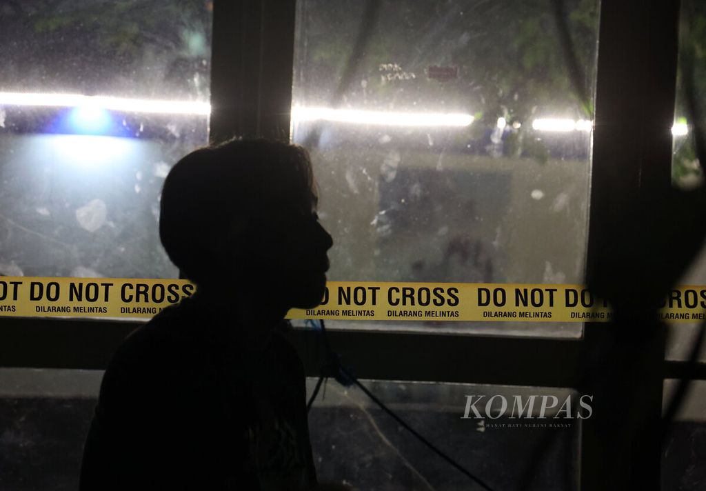 Penonton dengan latar belakang garis pembatas yang dipasang mengelilingi area pementasan konser musik September Hitam di Auditorium Imam Barjo, Pleburan, Kota Semarang, Jawa Tengah, Sabtu (20/9/2025).  