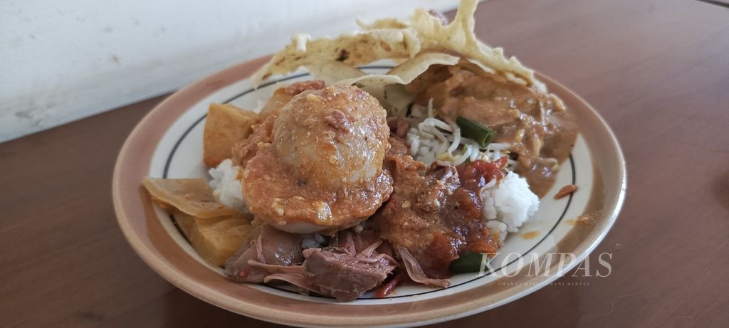 Pecel gudeg Lumintu Jember. Pecel gudeg Lumintu merupakan salah satu makanan favorit di Jember, Jawa Timur. Foto diambil pada Senin (7/8/2023).