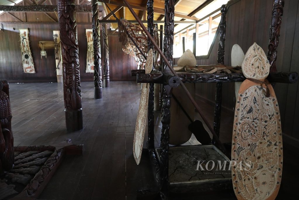 Ornamen di dalam Gereja Katolik, Kampung Er, Distrik Sawaerma, Papua, yang dipenuhi ukiran bernuansa rumah adat Asmat, Rabu (13/10/2021).