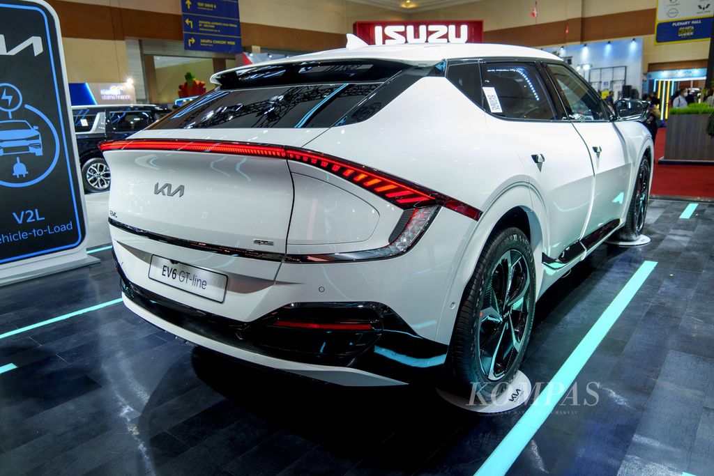 Buritan Kia EV6 GT Line dalam pameran kendara Gaikindo Jakarta Auto Week di JCC Senayan, Jumat (10/03/2023).