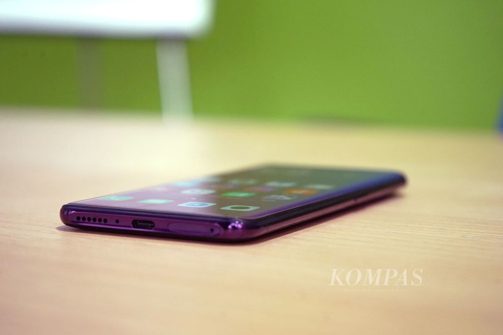 Sisi bawah ponsel Oppo Find X. Ponsel ini tidak dilengkapi dengan output audio 3,5 mm, sehingga Oppo menyediakan adapter earphone untuk port USB Type-C.