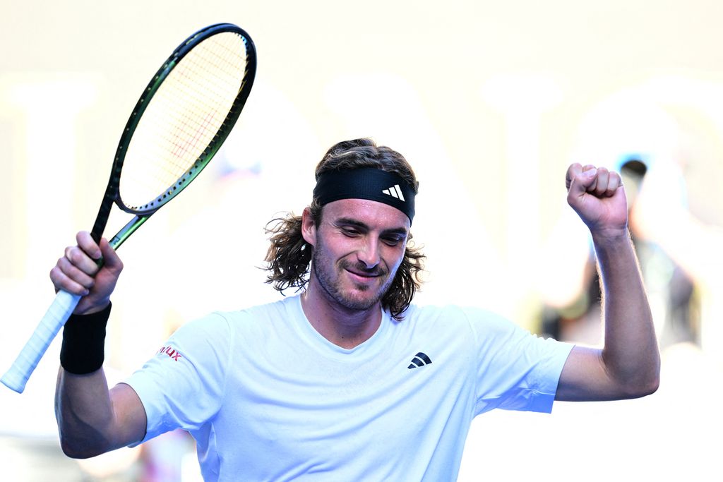 Petenis Yunani Stefanos Tsitsipas merayakan kemenangan atas petenis Rusia Karen Khachanov pada laga semifinal Australia Terbuka di Melbourne, Jumat (27/1/2023) 