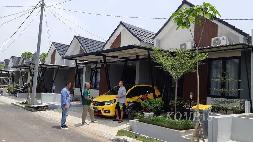 Roni Iswan (berkaus abu-abu), pemilik rumah di kluster Lisse Metland Cibitung, Bekasi, Jawa Barat, Jumat (24/3/2023). Ia memilih rumah tapak sebagai hunian daripada apartemen.