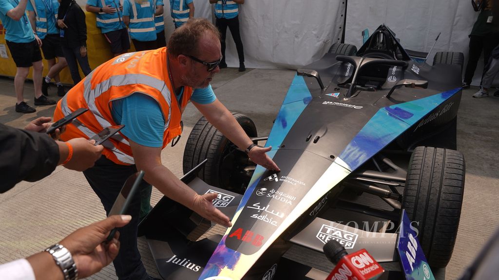 Ofisial Formula E Operation (FEO) menjelaskan spesifikasi mobil balap Gen3 yang akan digunakan dalam 2023 GulaVit Jakarta E-Prix di AGI Jakarta International E-Prix Circuit, Ancol Taman Impian, Jakarta Utara, Rabu (31/5/2023).