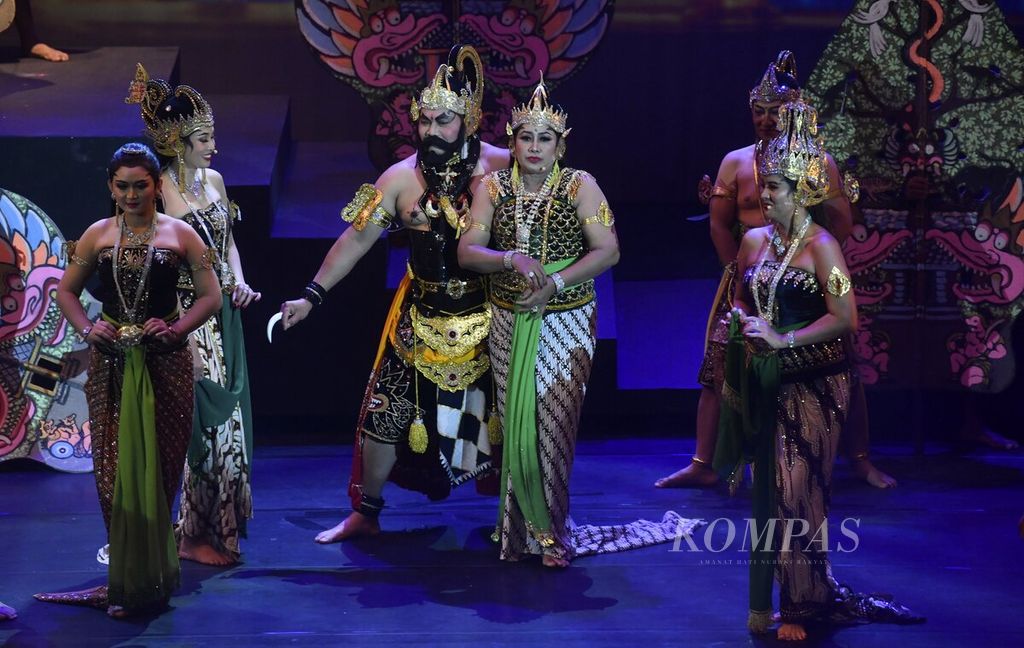 Panglima TNI Laksamana Yudo Margono yang berperan sebagai Bima Sena beradu akting dengan istrinya, Veronica Yulis Prihayati, yang memerankan Dewi Nagagini dalam pergelaran wayang orang Pandawa Boyong yang berlangsung di Taman Ismail Marzuki, Jakarta, Minggu (15/1/2023) malam. Pergelaran wayang orang yang bertepatan dengan peringatan Hari Dharma Samudera TNI AL tersebut menjadi salah satu upaya TNI dalam melestarikan budaya Nusantara.