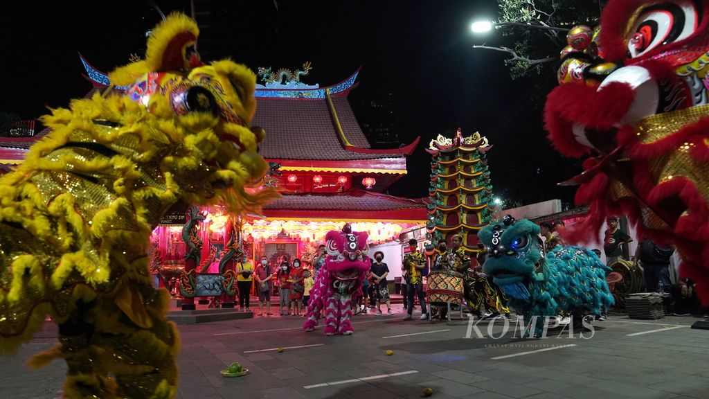 Kelompok barongsai Sam Kauw Bio dari Tangerang menghibur umat yang bersembahyang menjelang pergantian Imlek 2023 di Wihara Amurva Bhumi (Hok Tek Tjeng Sing) di Karet Semanggi, Jakarta Selatan, Sabtu (21/1/2023). Warga Tionghoa berdoa untuk mendapatkan berkah dan keselamatan di tahun baru. 