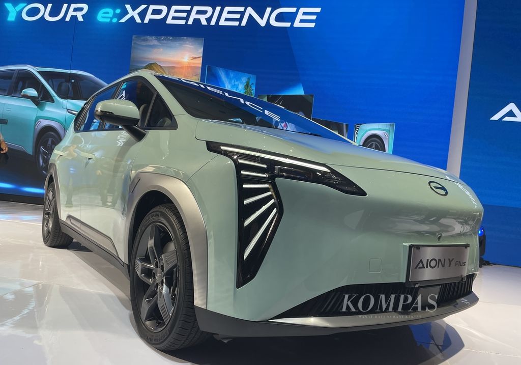 Aion Indonesia meluncurkan model Aion Y Plus di Jakarta pada Rabu (19/6/2024). Ini adalah mobil listrik berkapasitas lima orang yang diproduksi perusahaan induk Guangzhou Automotive Group. Aion Y Plus muncul dalam dua varian, yaitu Premium dengan harga Rp 475 juta dan Exclusive dengan harga Rp 415. Pembedanya adalah jarak tempuh baterai, yang sama-sama di rentang 400-an kilometer.