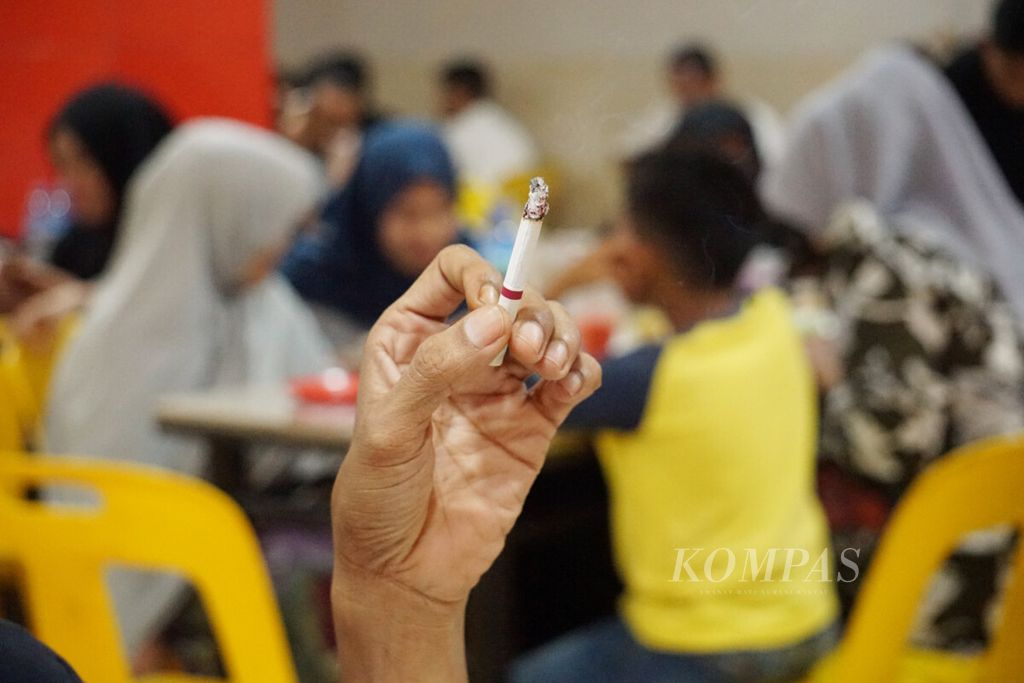 https://assetd.kompas.id/eXoV28KwGLM7GeEMUrgZo22QYoM=/1024x683/filters:watermark(https://cdn-content.kompas.id/umum/kompas_main_logo.png,-16p,-13p,0)/https%3A%2F%2Fkompas.id%2Fwp-content%2Fuploads%2F2019%2F07%2F20190724AIN_Merokok-di-ruang-publik1_1563949219.jpg