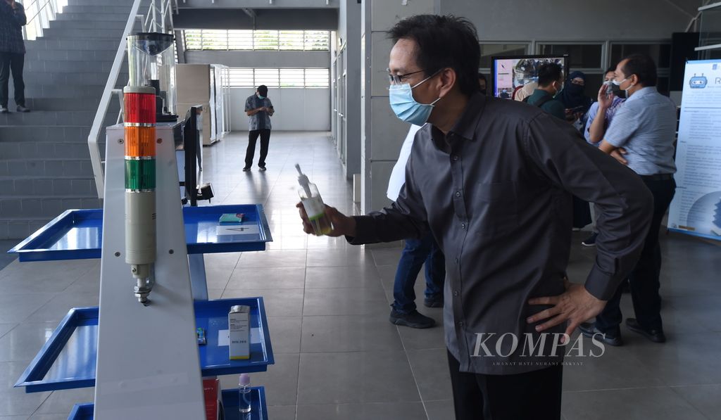 Rektor ITS Mochamad Ashari berinteraksi dengan Robot Medical Assistant ITS-UNAIR (RAISA) yang baru dibuat oleh Tim Robot Institut Teknologi Sepuluh Nopember (ITS), Surabaya, Jawa Timur, Selasa (14/4/2020). Robot yang dikendalikan dengan alat kontrol jarak jauh dan didukung kecerdasan buatan tersebut dibuat untuk membantu melayani pasien Covid-19. 
