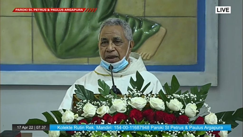 The bishop of Jayapura Monsignor Leo Laba Ladjar leads a mass at the Argapura Saint Peter and Paul Church, Jayapura City, Papua, Sunday (17/4/2022).