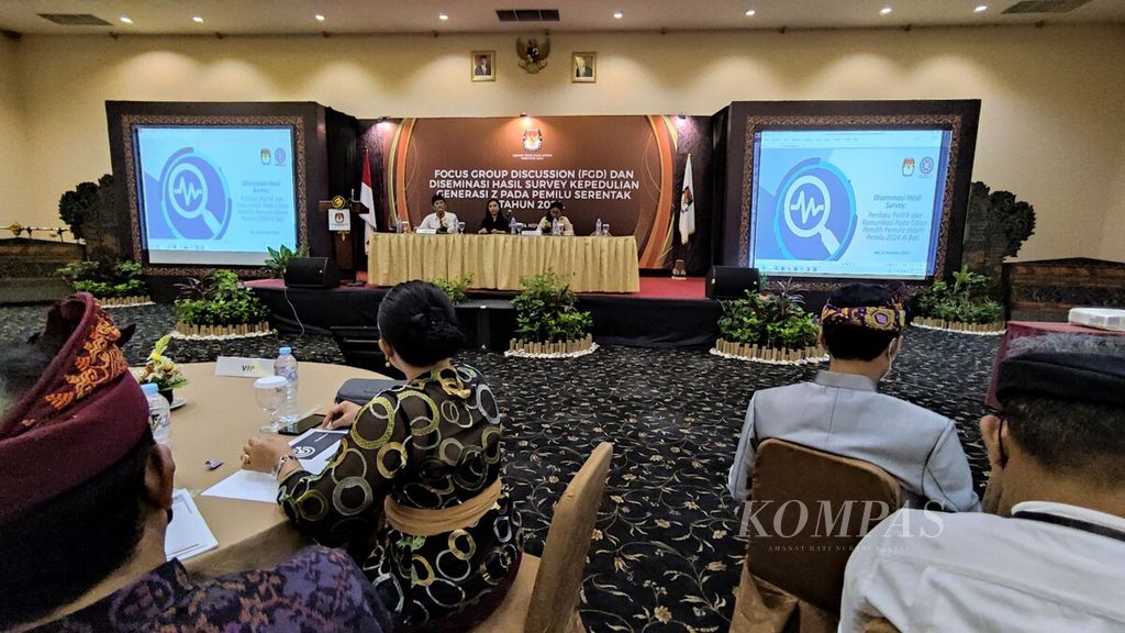 KPU Bali mengadakan diseminasi dan diskusi kelompok terpumpun (FGD) hasil survei tentang Kepedulian Generasi Z pada Pemilu Serentak Tahun 2024 di Bali, Nusa Dua, Badung, Kamis (24/11/2022). Suasana saat pemaparan hasil survei perilaku politik dan komunikasi pada calon pemilih pemula dalam Pemilu 2024 di Bali yang dilaksanakan KPU Bali bersama FISIP Universitas Udayana, Bali. 