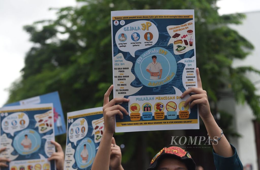 Mahasiswa Fakultas Kedokteran Universitas Surabaya berkampanye Stop Komsumsi Gula Berlebih di Jalan Tunjungan, Kota Surabaya, Jawa Timur, 13 November 2022. Kampanye dilakukan untuk memperingati Hari Diabetes Sedunia.