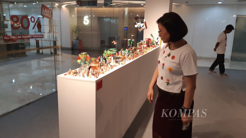 Pengunjung menikmati seni instalasi karya Bintang Tanatimur di Festival Art Love U, Jakarta Design Center, Jakarta, Jumat (1/11/2024). Festival seni pertama JDC yang diikuti 43 seniman ini berlangsung pada 1-12 November 2024.