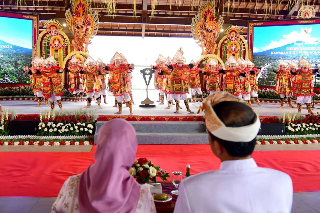 Tari Baris mengawali acara peresmian penataan kawasan Pura Agung Besakih, Senin (13/3/2023). 