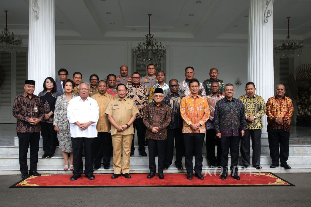 Wakil Presiden Ma'ruf Amien berfoto bersama dengan anggota Badan Pengarah Percepatan Pembangunan Otonomi Khusus Papua (BP3OKP) dan tamu lain seusai pengukuhan anggota BP3OKP di Istana Wakil Presiden, Jakarta, Senin (29/5/2023). Keberadaan BP3OKP ini sebagai upaya mempercepat pembangunan di Tanah Papua yang di dalamnya mengemban tiga misi besar pembangunan di Papua, yakni Papua Sehat, Papua Cerdas, dan Papua Produktif. 