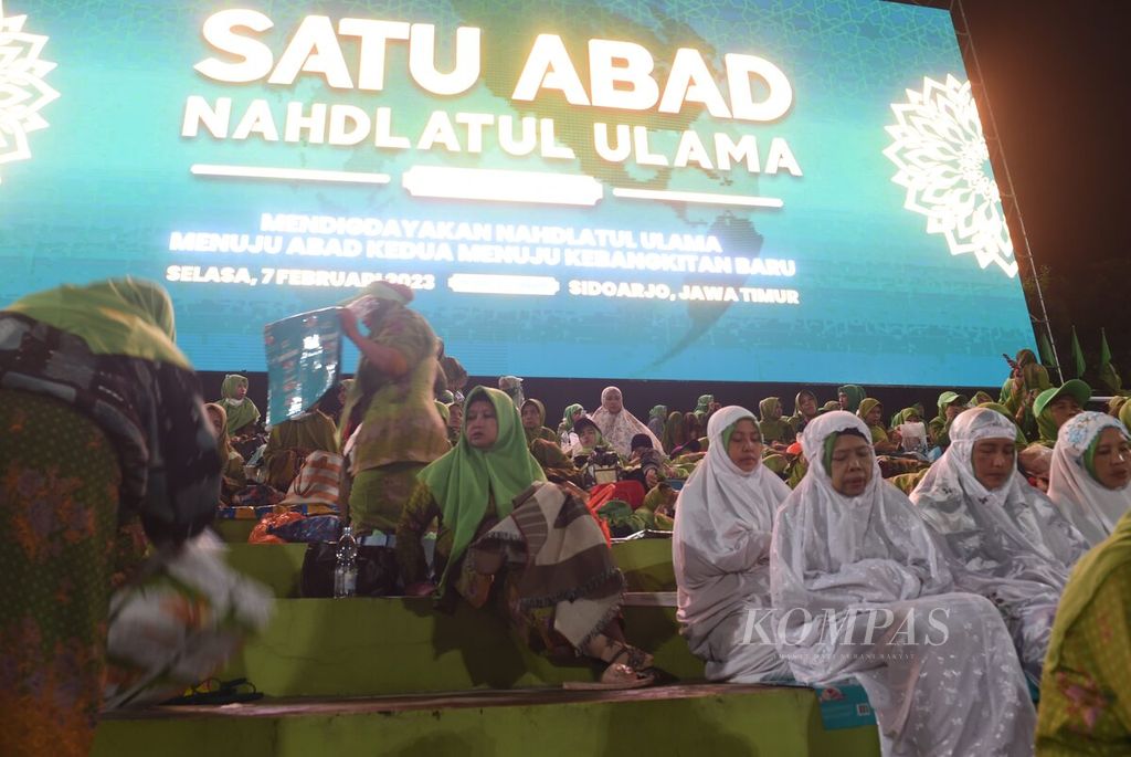 Nahdliyin (NU followers) perform the dawn prayer before the peak reception of the One Century Nahdlatul Ulama (NU), Sidoarjo, East Java, Tuesday (7/2/2023) early morning.