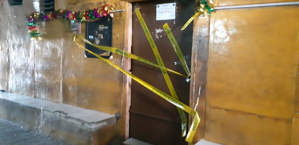 Kafe yang digrebek Polda Metro Jaya masih dipasangi garis polisi, pada Rabu (22/1/2020), di Rawa Bebek, Penjaringan, Jakarta Utara.