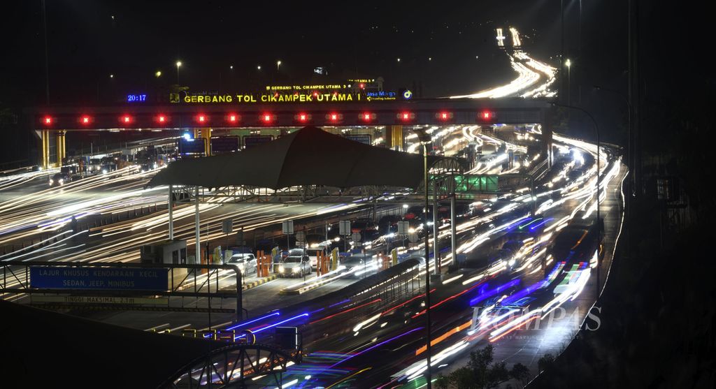 Kendaraan memadati Tol Jakarta Cikampek di Gerbang Tol Cikampek Utama, Karawang, Jawa Barat, Jumat (6/5/2022). 