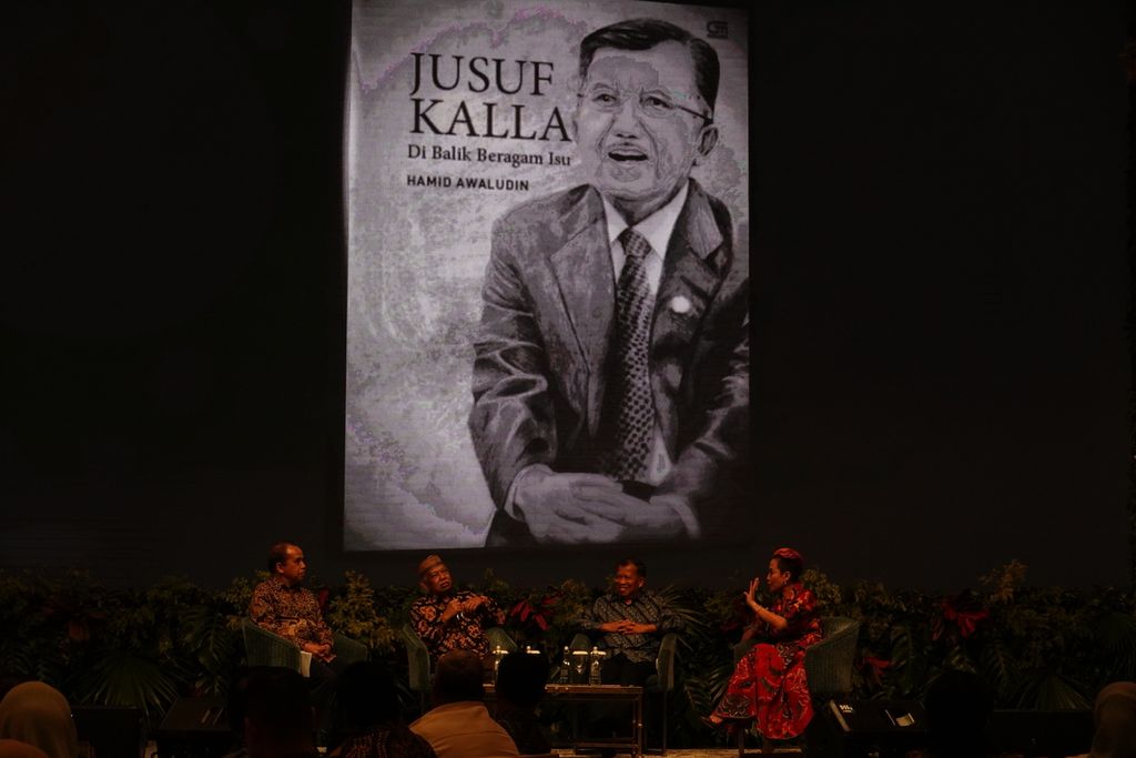 Momen peluncuran buku <i>Jusuf Kalla di Balik Beragam Isu</i> yang ditulis Hamid Awaluddin pada acara syukuran ulang tahun ke-80 Jusuf Kalla di Gedung Tribrata, Jakarta Selatan, Rabu (25/5/2022). Bincang-bincang terkait buku tersebut menghadirkan cendekiawan Muslim Azyumardi Azra serta wartawan senior <i>Kompas </i>Rikard Bagun dengan dipandu Pemimpin Redaksi Kompas TV Rosianna Silalahi. .
