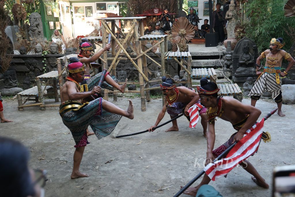 Pementasan fragmen Kidung Anjampiani oleh seniman petani Komunitas Lima Gunung menyemarakkan pembukaan Festival Lima Gunung XXI di Studio Mendut, Mungkid, Kabupaten Magelang, Jawa Tengah, Senin (8/8/2022). Pementasan itu dibuat berdasarkan novel berjudul <i>Kidung Anjampiani</i> karya penulis Bre Redana. 