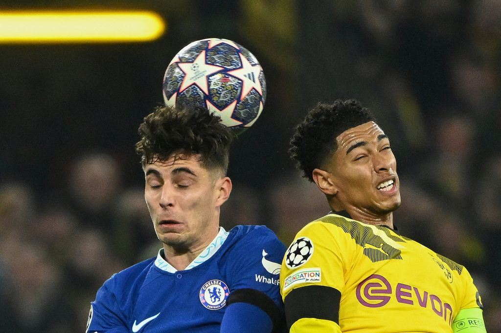 Gelandang Chelsea, Kai Havertz (Kiri), dan gelandang Dortmund, Jude Bellingham (kanan), berebut menyundul bola dalam Liga Champions <i>leg </i>pertama babak 16 besar pertandingan sepak bola antara BVB Borussia Dortmund dan Chelsea FC, di Dortmund, Jerman (16/2/2023).