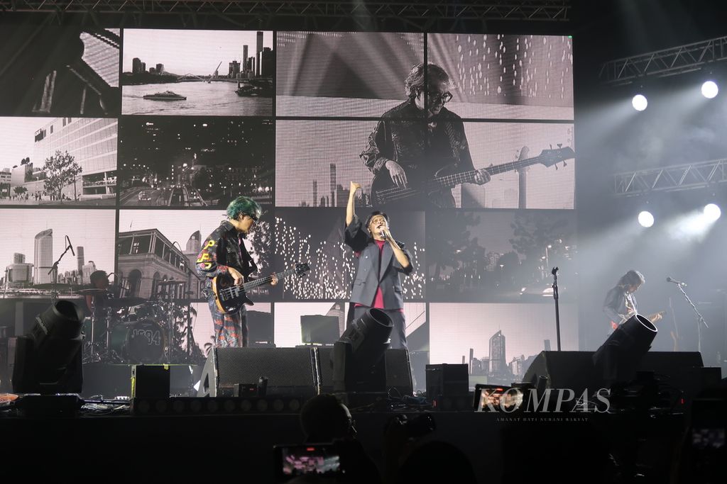 Suasana konser Gigi yang bertajuk ”Giginfinity” di Istora Senayan, Jakarta, Sabtu (24/8/2024). Pada konser ini, Gigi merayakan ulang tahun grup yang ke-30 tahun. Gigi beranggotakan Armand Maulana (vokal), Dewa Budjana (gitar), Thomas Ramdhan (bas), dan Gusti Hendy (drum).