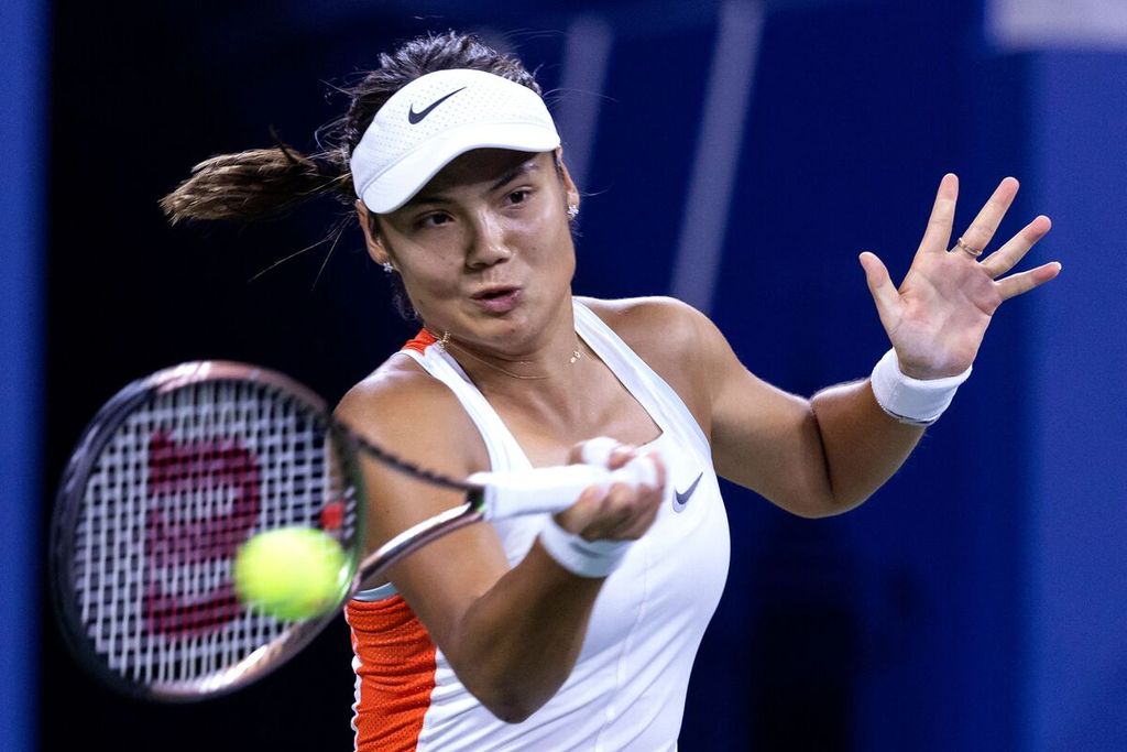 Aksi petenis Inggris Emma Raducanu saat menghadapi petenis Perancis Alize Cornet, pada pertandingan babak pertama AS Terbuka di Stadion Louis Armstrong, Pusat Tenis Nasional Billie Jean King, Flushing Meadows, New York, Selasa (30/8/2022) waktu setempat atau Rabu pagi WIB. Cornet menang, 6-3, 6-3. 