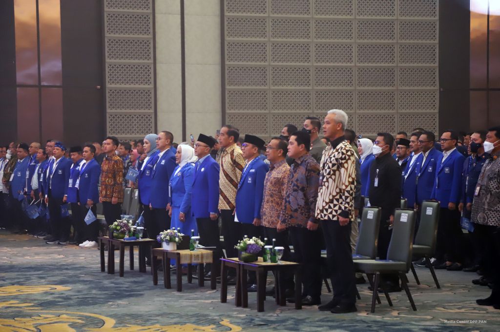 Presiden Joko Widodo saat menghadiri Rapat Koordinasi PAN 2023 di Semarang, Jawa Tengah, Minggu (26/2/2023). Tampak di foto di antaranya Ketua Umum PAN Zulkifli Hasan, Menteri Sekretaris Negara Pratikno, Menteri BUMN Erick Thohir, dan Gubernur Jawa Tengah Ganjar Pranowo.