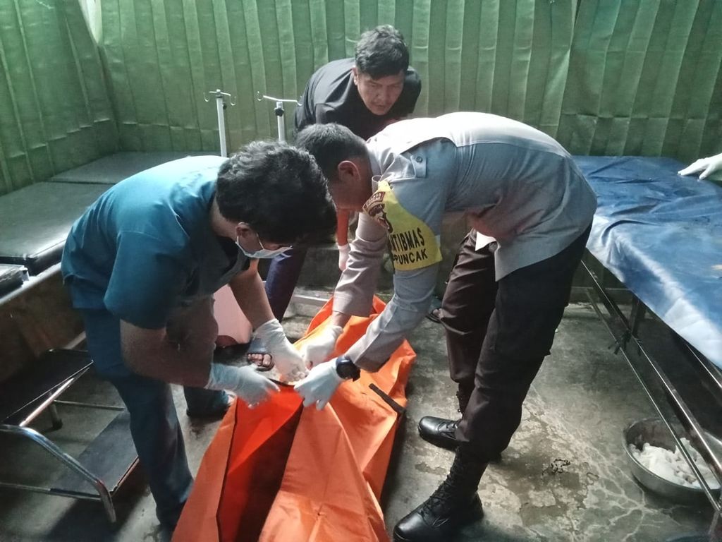Jenazah salah satu anggota kelompok kriminal bersenjata yang tewas dalam kontak tembak dengan aparat gabungan TNI-Polri di Kabupaten Puncak, Papua Tengah, Rabu (22/3/2023) .