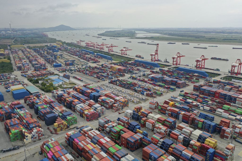 Kontainer terlihat di Pelabuhan Nanjing, Provinsi Jiangsu, China, 27 Oktober 2022.