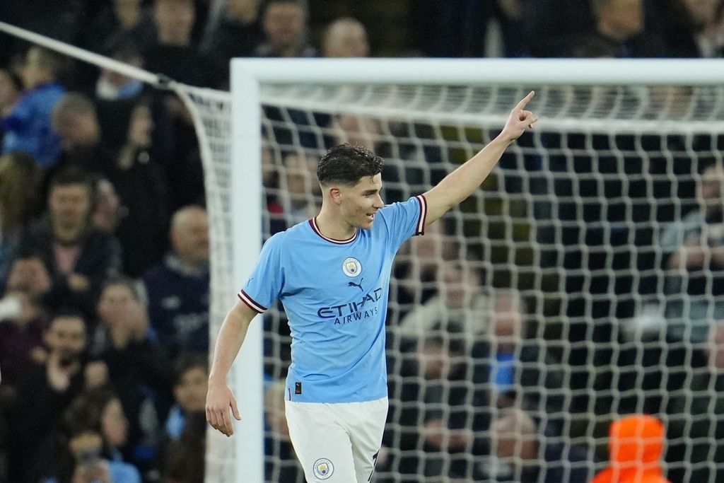 Pemain Manchester City Julian Alvarez melakukan selebrasi setelah mencetak gol keempat dalam pertandingan perempat final Piala FA antara Manchester City dan Burnley di Stadion Etihad, Manchester, Sabtu (18/3/2023). 
