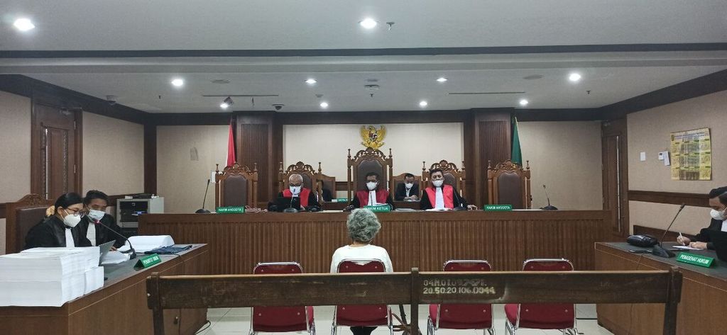 Sidang tuntutan kasus dugaan korupsi proyek di Kementerian Energi dan Sumber Daya Mineral dengan terdakwa eks aparatur sipil negara Kementerian ESDM, Sri Utami, di Pengadilan Tindak Pidana Korupsi Jakarta, Selasa (24/5/2022).