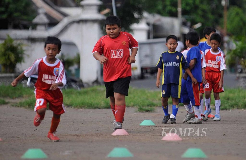 Kegemukan menjadi salah satu pemicu berbagai penyakit degeneratif. Salah satu upaya untuk menghindarinya adalah dengan menanamkan budaya berolahraga sejak dini, sebagaimana ditemui di Alun-alun Selatan Yogyakarta, beberapa waktu lalu.