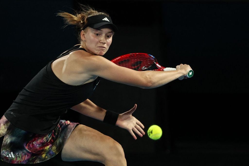 Petenis Kazakhstan Elena Rybakina memukul bola melawan Jelena Ostapenko (Latvia)  pada laga perempat final Grand Slam Australia Terbuka di Melbourne Park, Melbourne, Australia, Selasa (24/1/2023). 