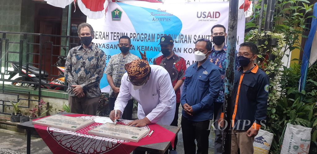 Yayasan Dana Kemanusiaan Kompas melakukan serah terima program perguliran sanitasi aman dan sehat bagi warga penerima manfaat di Kelurahan Sukun, Kota Malang, Jawa Timur, Kamis (31/3/2022). Tampak Wakil Wali Kota Malang Sofyan Edi Jarwoko menandatangani prasasti serah terima. Program serupa juga dilakukan di Kelurahan Tunjungsekar. Program sanitasi aman dan sehat tersebut diyakini menjadi bagian dari upaya meningkatkan kualitas hidup masyarakat dan menekan angka tengkes (<i>stunting</i>).