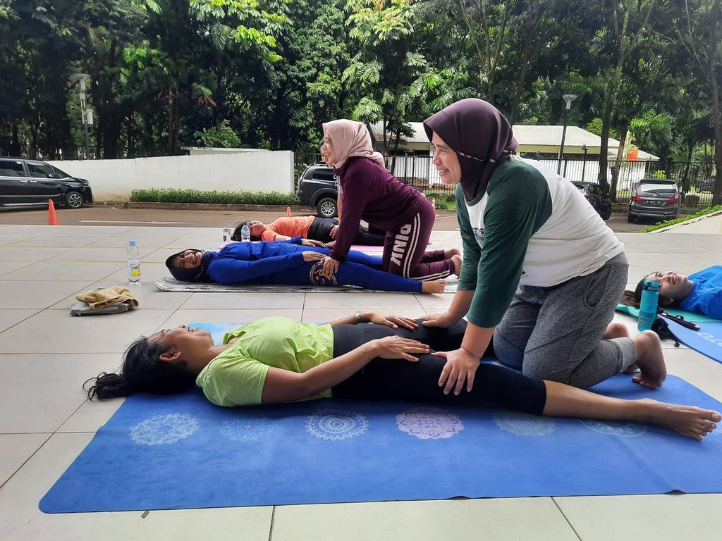 Anggota komunitas YogaDogether GBK sedang mengikuti kelas Zen Thai Massage di Stadion Akuatik, Gelora Bung Karno, Jakarta, Minggu (20/11/2022).