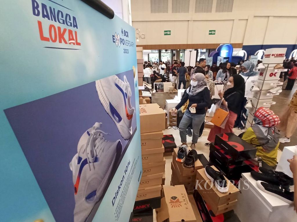 Pengunjung melihat produk sepatu jenama lokal yang turut membuka gerai di acara BCA Expoversary 2023 di ICE BSD City, Tangerang, Banten, Sabtu (25/2/2023). Pameran yang digelar Bank BCA tersebut menampilkan ratusan produk dari otomotif, properti, gaya hidup, makanan dan minuman, serta produk jenama lokal yang dikembangkan UMKM. 