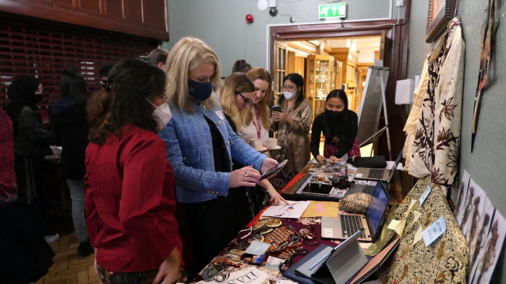 Mahasiswa Indonesia mendampingi pengunjung “Indonesian Fair” dalam rangka memperingati Sumpah Pemuda di gedung Glasgow University Union, Glasgow, Skotlandia, Selasa (26/10/2021).