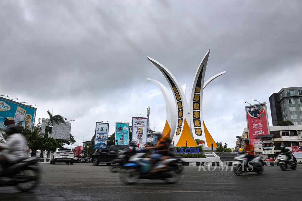 Awan mendung menyelimuti langit di Tugu Simpang Lima, Banda Aceh, Aceh, Jumat (20/9/2024).  