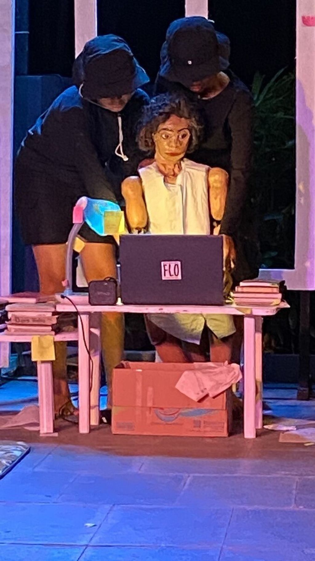 Wajah Flo yang dilanda stres berat dalam satu adegan pementasan teater boneka berjudul <i>Rumah Baru untuk Flo</i>, Minggu (12/12/2023), di Labuhan Bajo, Flores, Nusa Tenggara Timur.