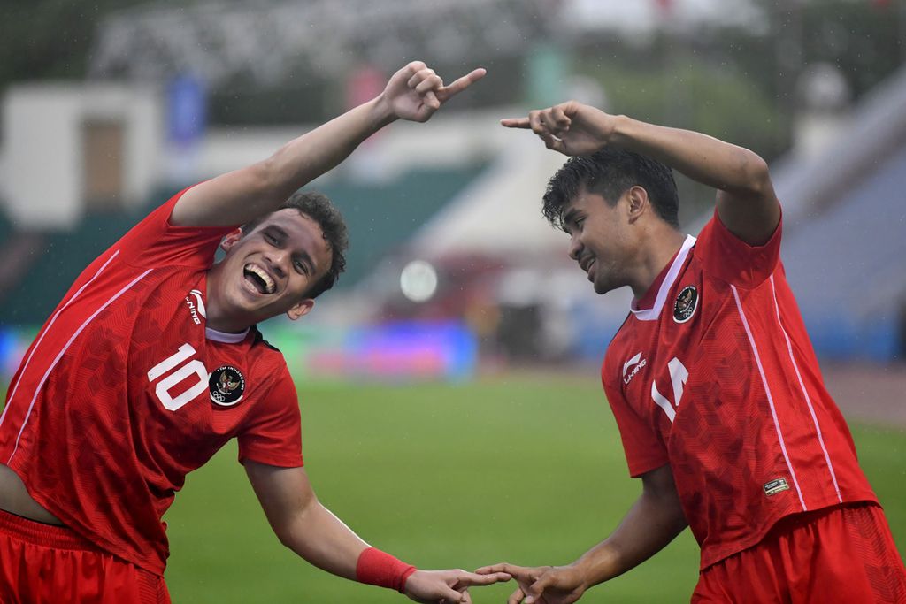 Penyerang tim nasional Indonesia, Egy Maulana Vikri (kiri), dan bek Asnawi Mangkualam Bahar melakukan selebrasi seusai Egy mencetak gol ke gawang Myanmar dalam laga terakhir Grup A cabang sepak bola SEA Games Vietnam 2021 di Stadion Viet Tri, Phu Tho, Vietnam, 15 Mei 2022. Indonesia akan melawan Thailand pada semifinal SEA Games 2021, di Stadion Thien Truong, Nam Dinh, Kamis (19/5/2022), pukul 16.00 WIB.