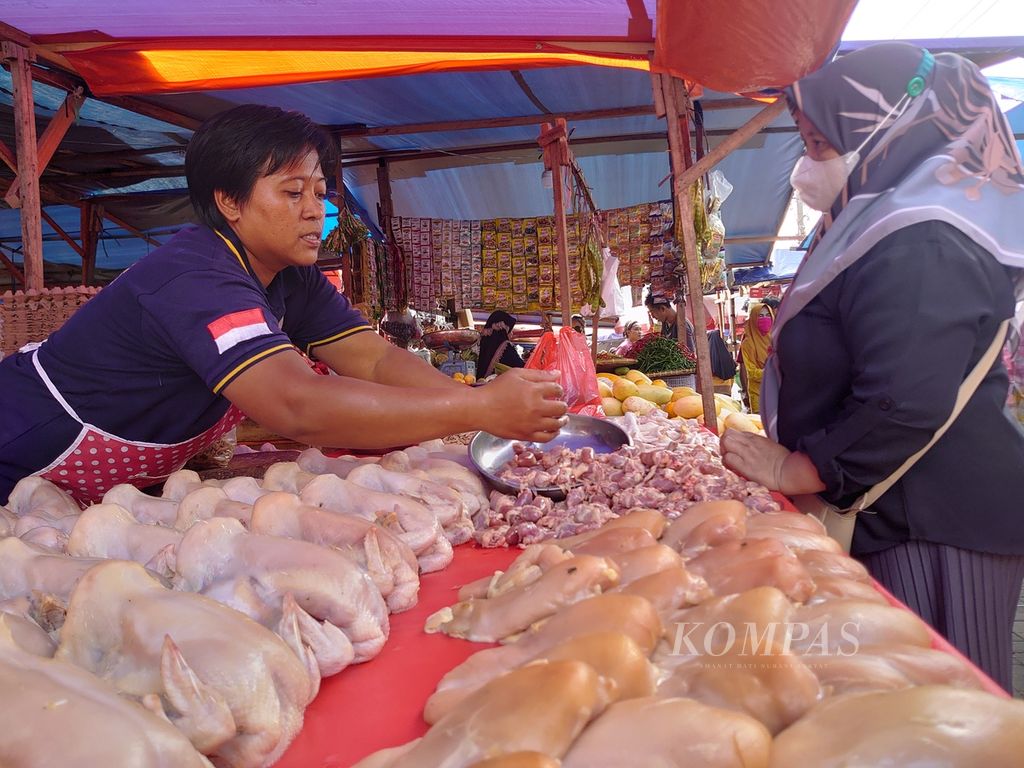 Aktivitas jual beli daging ayam di Pasar Tugu, Bandar Lampung, Senin (20/3/2023). Tiga hari jelang Ramadhan, harga daging ayam dan berbagai bahan pangan lain mulai merangkak naik. 