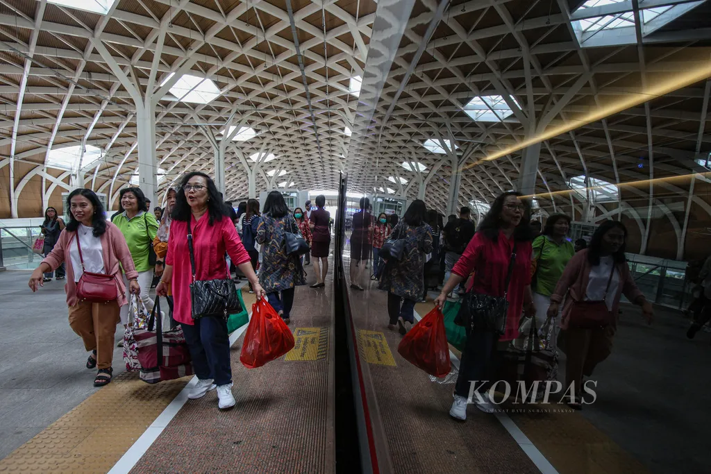 Penumpang berjalan memasuki kereta di Stasiun Kereta Cepat Indonesia-China (KCIC) Halim, Jakarta, Kamis (10/10/2024). Pengguna KCIC menembus lebih dari 5 juta pengguna sejak dioperasikan pada Oktober 2023. Setiap harinya KCIC melayani 48 perjalanan. Pada hari biasa, KCIC melyani sekitar 16.000 sampai 18.000 pengguna per hari. Sedangkan pada akhir pekan, terdapat 18.000 sampai 22.000 pengguna per harinya. KOMPAS/FAKHRI FADLURROHMAN (FAK) 10-10-2024